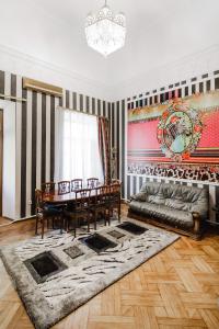 Posedenie v ubytovaní Katerynynska Street 3-bedrooms Apartment