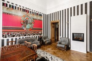 een woonkamer met zwart-wit gestreepte muren bij Katerynynska Street 3-bedrooms Apartment in Odessa