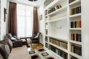 Posedenie v ubytovaní Katerynynska Street 3-bedrooms Apartment