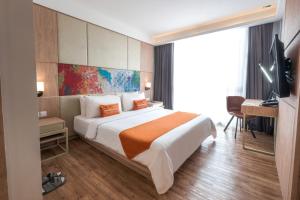 Кровать или кровати в номере Bigland Hotel Bogor