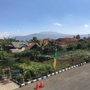 uma rua com cones laranja na berma da estrada em Maulana Hills Syariah Hotel em Lembang