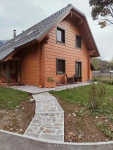 una casa de madera con una pasarela delante de ella en Apartment Jeršin en Rateče