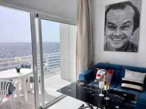 een woonkamer met een blauwe bank en een tafel bij Love boat deluxe experience in Callao Salvaje