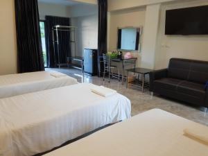een hotelkamer met 2 bedden en een bank bij DD Residence Sai5 Salaya ห้องพัก ดีดี สาย5 ศาลายา in Ban Bang Rathuk