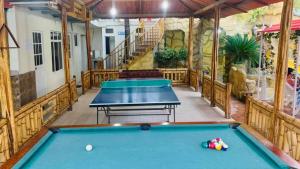 Hosteria B y B tesisinde bir bilardo masası