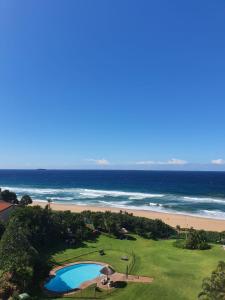 z widokiem na plażę i basen w obiekcie 9 Kyalanga Beach w mieście Durban