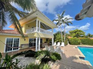 Villa con piscina y casa en Kas na Nort, en Willemstad