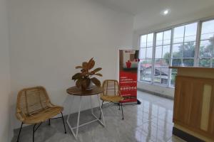 Gallery image of RedDoorz near Rita Super Mall Purwokerto in Purwokerto