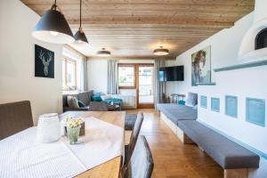 ein Wohnzimmer mit einem Tisch und einem Sofa in der Unterkunft "Chalet Bergzeit" Ferienhaus mit Sauna & Wellness in Fügenberg