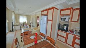 sala de estar con cocina y nevera en Villa Zehra Private Pool & Garden en Alanya