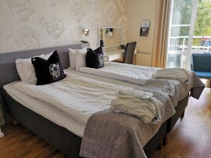Ένα ή περισσότερα κρεβάτια σε δωμάτιο στο Hotel Carlshamn +37 φωτογραφίες