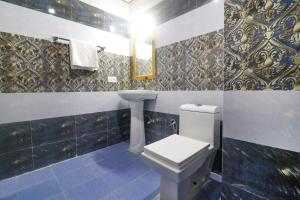 a bathroom with a toilet and a sink at FabHotel King XI Hospitalities in Manāli