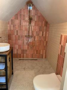 een badkamer met een douche, een toilet en een wastafel bij Luxe Finse Kota met Jacuzzi en SaunaBarrel de Zandhoef in Eersel