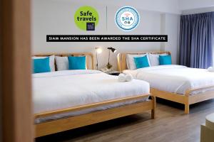 Кровать или кровати в номере Siam Mansion - SHA
