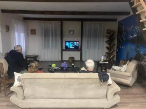 TV i/ili multimedijalni sistem u objektu IURI udesiani's GUESTHOUSE