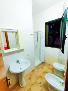 Vonios kambarys apgyvendinimo įstaigoje Nuraghe Ruiu Camping & Bungalow