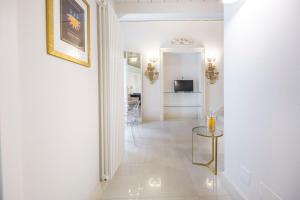 pasillo con mesa y sala de estar en Home dentro il teatro, en Catania