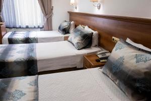 Un pat sau paturi într-o cameră la Kıspet Konak Hotel
