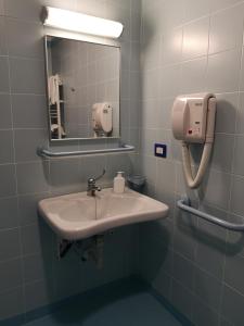 een badkamer met een wastafel en een spiegel bij Hotel Clodi in Ascoli Piceno