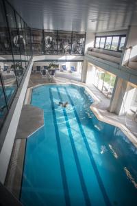 Poolen vid eller i närheten av Hôtel & Spa Vatel