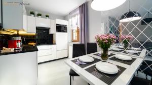 Kuchnia lub aneks kuchenny w obiekcie Wonder Home - Apartamenty położone blisko deptaka, licznych restauracji i sklepów