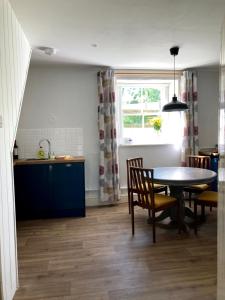 een keuken en eetkamer met een tafel en stoelen bij Penny End, Mosser - Western Lakes and great walks in Cockermouth