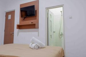 เตียงในห้องที่ KoolKost near Sindu Kusuma Edupark 2 - Minimum Stay 30 Nights