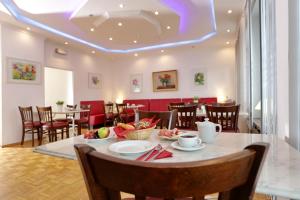 a dining room with a table with food on it at Hotel am Park in Braunschweig