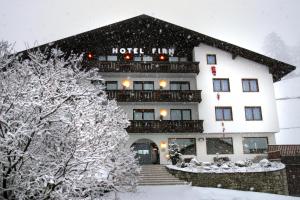 una locanda nella neve in inverno di Smart Hotel Firn a Madonna