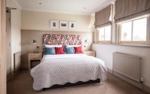 Ein Bett oder Betten in einem Zimmer der Unterkunft Crown Hotel