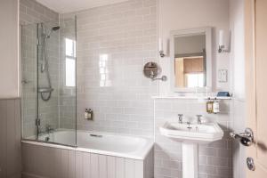 Ein Badezimmer in der Unterkunft Crown Hotel