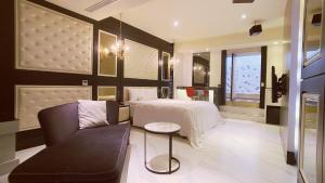 a living room with a bed and a couch at Region Motel in Lukang +50 photos