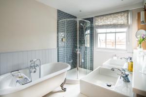 Ein Badezimmer in der Unterkunft Crown Hotel