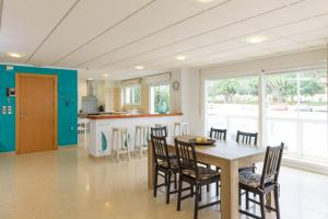a kitchen and dining room with a table and chairs at Casa Bonaire in Jávea