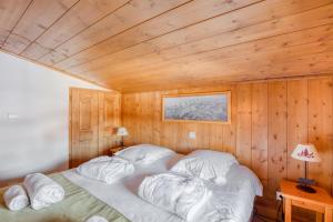 阿克1800Résidence Le Roselend - maeva Home的一间木屋里有一张床的卧室