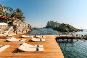 une rangée de bateaux assis sur un quai dans l'eau dans l'établissement Giardino Eden, à Ischia