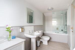 Ein Badezimmer in der Unterkunft Crown Hotel