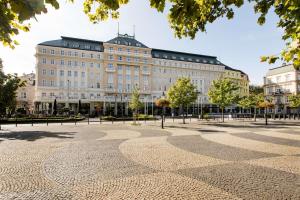 un gran edificio con una gran plaza enfrente en Radisson Blu Carlton Hotel, Bratislava, en Bratislava