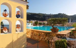 Bazén v ubytování Grand Hotel La Favorita nebo v jeho okolí