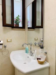 a bathroom with a white sink and a mirror at Casa Vacanza indipendente 53 mq Puglia in Francavilla Fontana