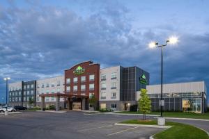 un bâtiment d'hôtel avec un parking en face de celui-ci dans l'établissement Wingate by Wyndham Kanata West Ottawa, à Ottawa