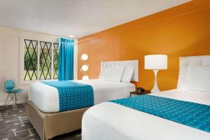 Katil atau katil-katil dalam bilik di Dover Inn and Suites