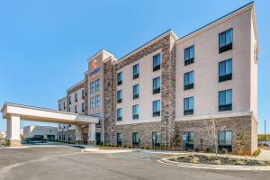 un'immagine di un hotel con stazione di servizio di Comfort Suites North Tupelo a Tupelo