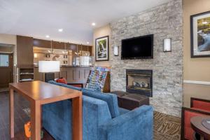 a living room with a couch and a fireplace at Comfort Inn & Suites Kelso - Longview in Kelso