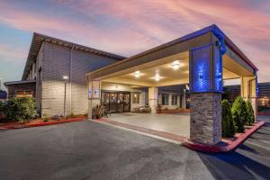 une grande maison avec une grande cour avant dans l'établissement Comfort Inn & Suites Kelso - Longview, à Kelso