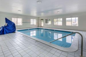 ein Pool mit Rutsche in einem Haus in der Unterkunft Comfort Inn & Suites Kelso - Longview in Kelso