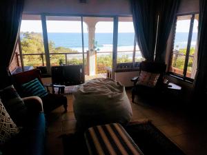 ein Wohnzimmer mit Blick auf das Meer in der Unterkunft Zinkwazi Beach townhouse in Zinkwazi Beach