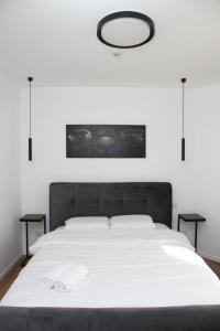 En eller flere senge i et værelse på Apartments4you Leonardo 17