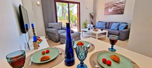 una sala de estar con 2 platos de comida en una mesa en Ferienhaus CASA MAJA Costa Calma Meerblick Garten, en Costa Calma