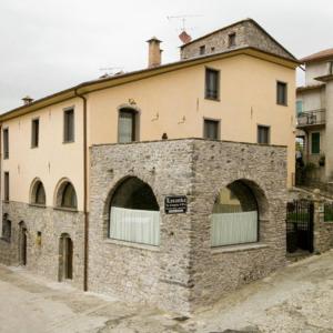 ベヴェリーノにあるLa Campana D'Oroの大石造りの大きな石造りの建物
